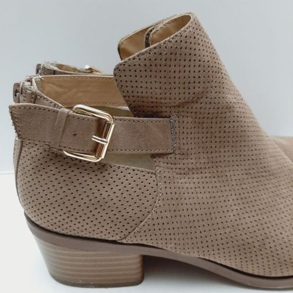 KATE & MEL Laser Perforated Faux Suede Chunky Heel Booties Shooties Beige Sz 10 - Picture 4 of 12